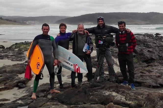 Felipe Sar con Axi Muniain e o equipo de Al Filo de lo Imposible na Costa da Morte