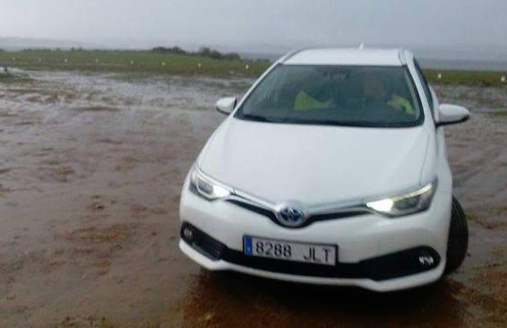 Coche no que supostamente viaxan os timadores en Mazaricos