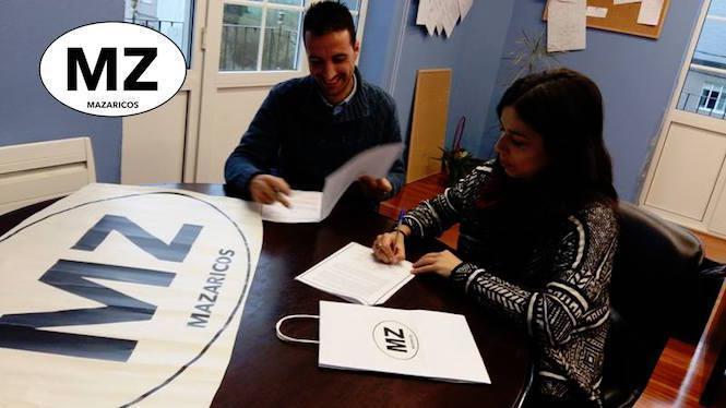 O alcalde de Mazaricos e Janet de Eu Son Mazaricos cedendo a MZ