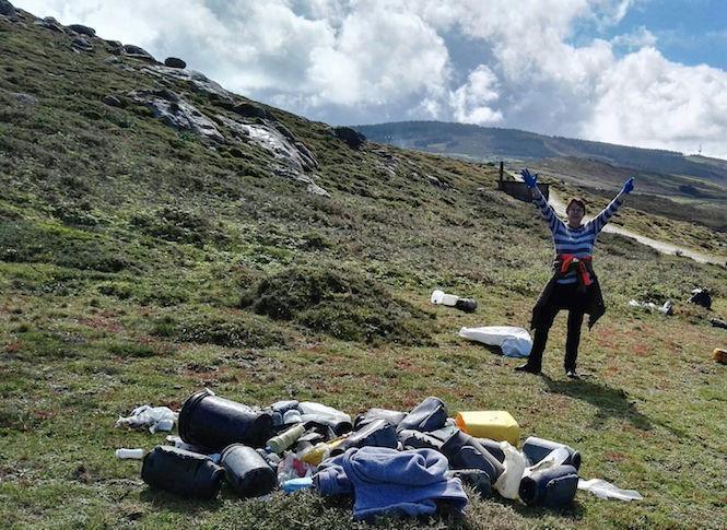 Unha voluntaria na limpeza do Coido de Tourinan con Mar de Fabula