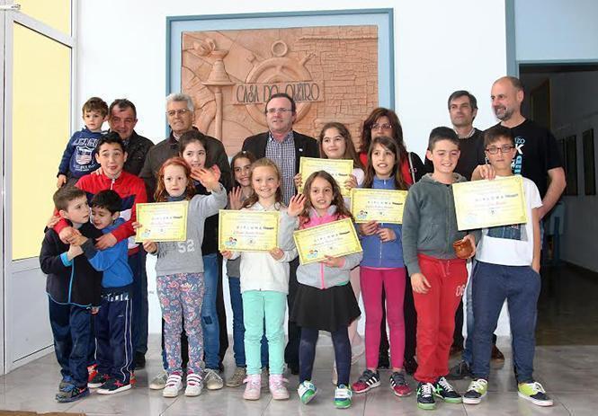 Trece alumnos e alumnas do colexio Joaquin Rodriguez Otero participaron no obradoiro de oleria impartido por Jose Antonio Corral