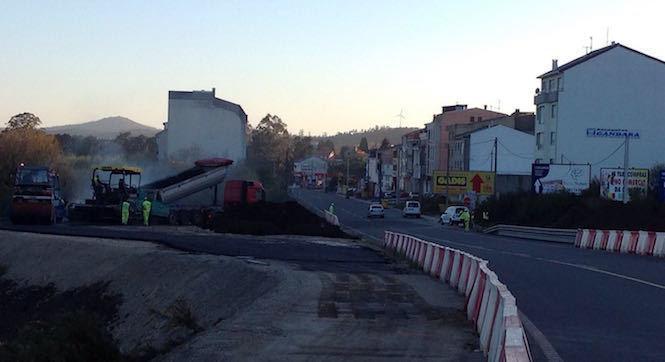 Traballando arreo para entregar esta tarde a glorieta de Baio