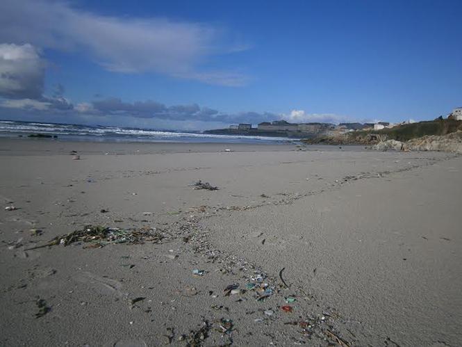 A limpeza centrarase no refugallo plastico miudo presente nas distintas linas das mareas