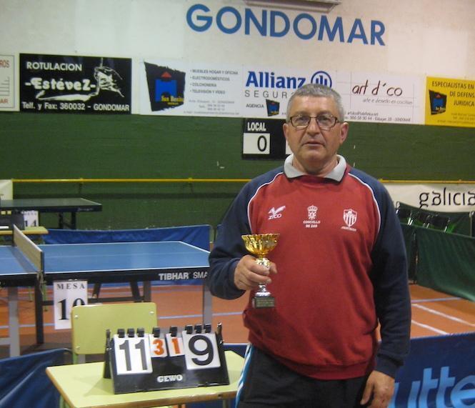 Stevo co seu trofeo no Campionato Galego de Veteranos en Gondomar o primeiro que acada nun campionato oficial