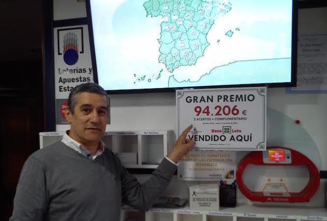 Camilo cóntanos que rocou a Bonoloto en La Marina de Cee-Foto-Rafa Quintáns