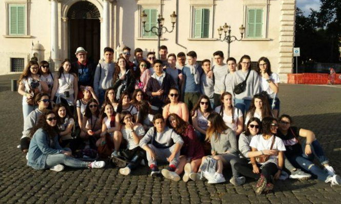 Foto do IES Agra Raices na Piazza do Quinirale Residencia do Presidente