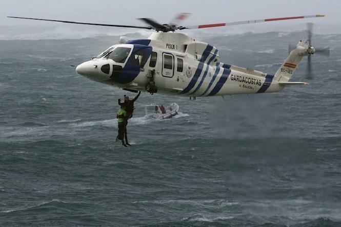 Imaxe dun rescate do Pesca I a un surfero en Oia