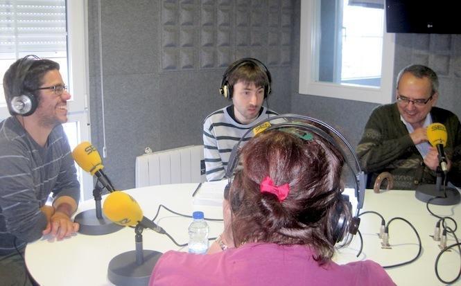 Ubaldo Cerqueiro de QPC cos membros de APEM na Radio Nordes