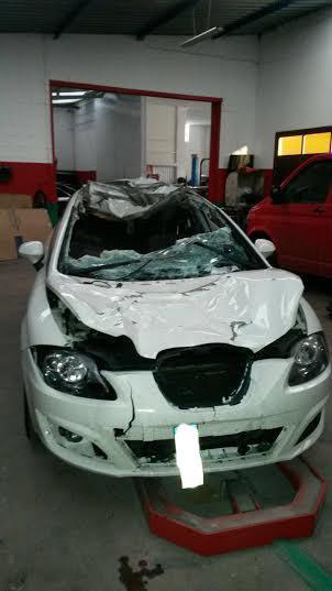Estado no que quedou o coche dun mozo de Vimianzo tras bater contra un cabalo