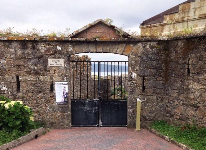 Porta pechada do Castelo de San Carlos