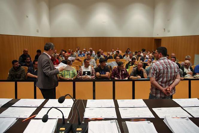 Onte tivo lugar a entrega de notas no Forum de Carballo da man do alcalde, Evencio Ferrrero