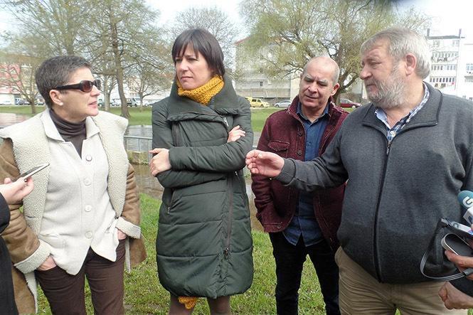 A portavoz do BNG, Ana Ponton, fixo un pequeno percorrido por Carballo momentos antes do mitin
