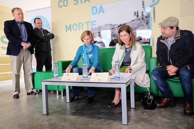 A directora de Turismo de Galicia, Nava Castro, e a directora xeral de Desenvolvemento Pesqueiro, Susana Rodríguez, asinando un convenio de colaboración para a coordinación de actuacións turísticas nas zonas do litoral de Galicia. Un acto tildado de electoralista pola oposición.