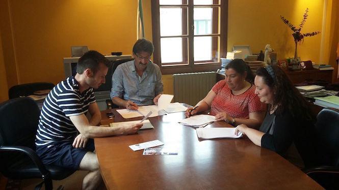 Os membros da ANPA 15 de maio e do Colexio Santa Eulalia de Dumbría co alcalde