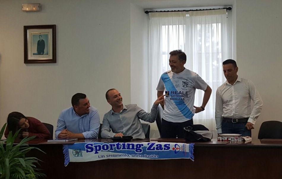 O alcalde Lolo Muíño coa camisola do Sporting Zas