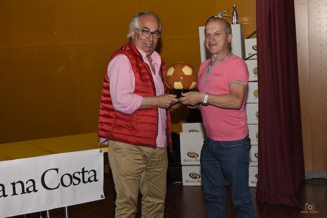 Jesús Picallo entregando o Premio Santitel ao Mellor Equipo ao Soneira