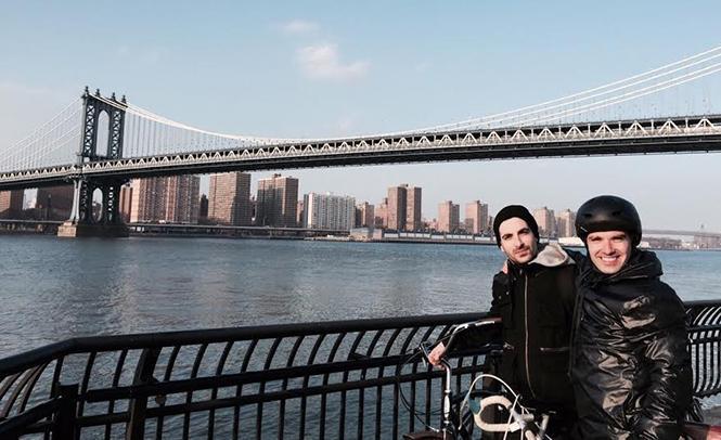 Pablo Honey, e o seu irma Diego, na ponte de Brooklyn