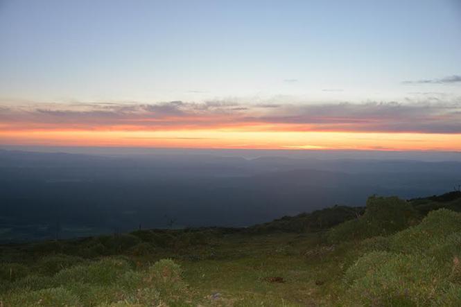 Os participantes no roteiro nocturno de Senda Nova contemplaron os ultimos raios de sol dende o pico de Meda