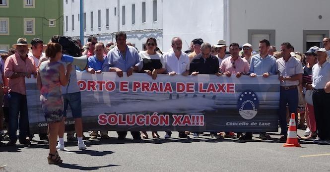 Manifestacion por unha solicion ao porto e a praia de Laxe