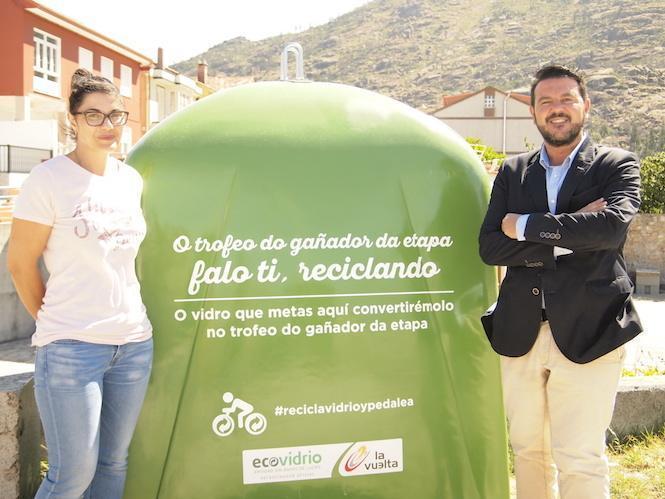 Maria Agulleiro e German Fdez co contedor de EcoVidro de La Vuelta no EzaroMaria Agulleiro e German Fdez co contedor de EcoVidro de La Vuelta no Ezaro