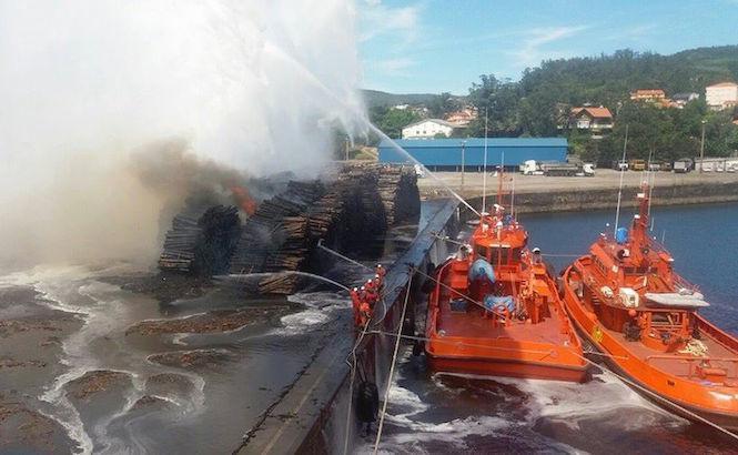 Incendio no peirao de Brens-Foto de Emilio Dominguez copia
