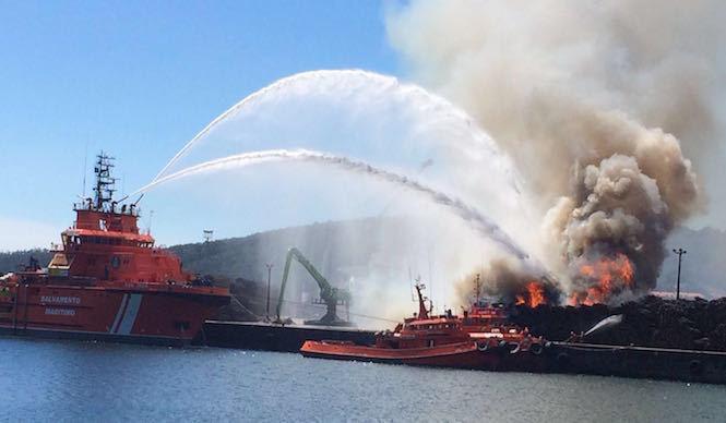 O Don Inda sofocando o incendio do peirao de Brens