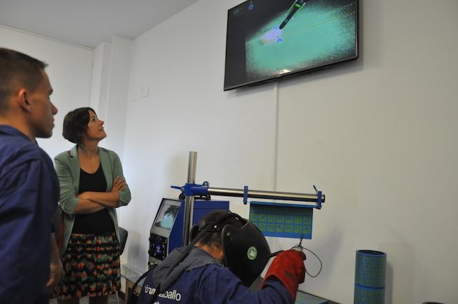 Ana Ponton diante do pioneiro soldador virtual do Forum Carballo