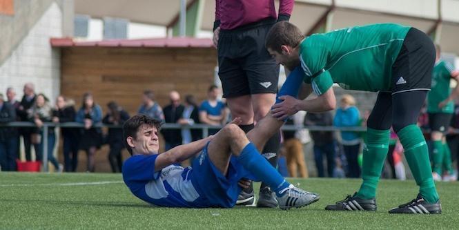 Penedo, nun derbi contra o Fisterra- Foto: Darío Gómez