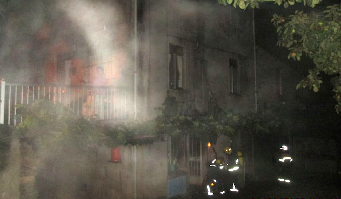 Os Bombeiros de Carballo sofocando un Incendio dun cortello en Ardana