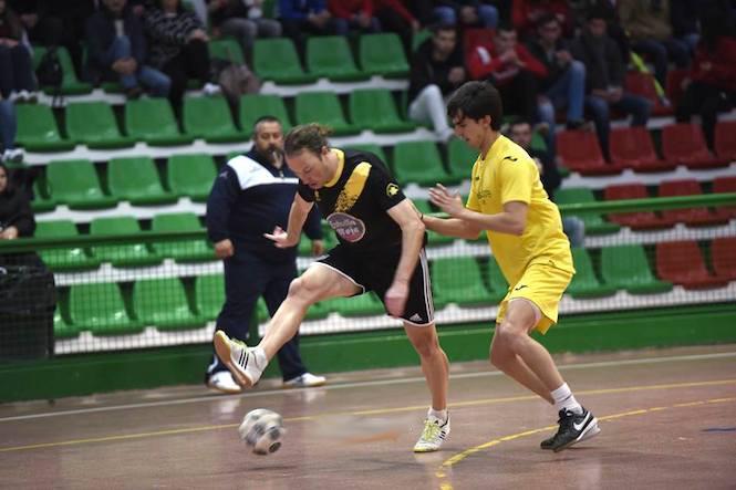 Na Liga de Futbol Sala de Cee xogan sempre ducias de xogadores coñecidos do Fútbol da Costa como Fran Pioto ou Diego Cespón