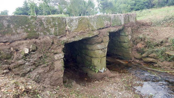 Ponte descuberta no rio Cambeda