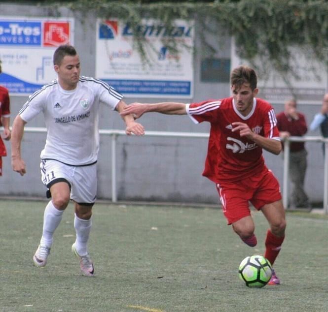 Os futbolistas do Corme celebran o primeiro tanto - Foto: Fin Lema