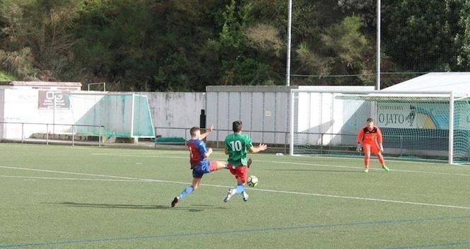 Momento no que Javi Antelo prepara o primeiro gol camariñán - Foto: Camariñas FC