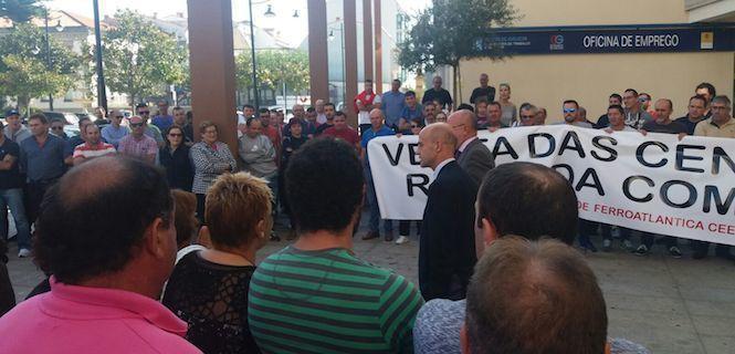 O presidente de Ferroatlantica Larrea saindo do Concello de Cee cos traballadores manifestandose-Foto-Rafa Quintans 2