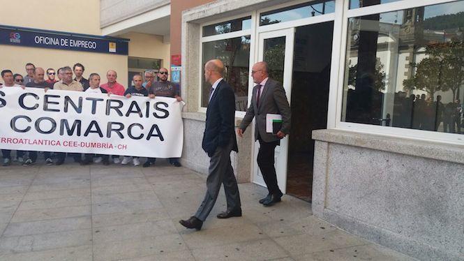 O presidente de Ferroatlantica Larrea saindo do Concello de Cee cos traballadores manifestandose-Foto-Rafa Quintans