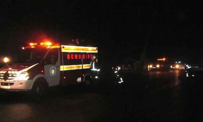os-bombeiros-de-carballo-no-accidente-de-ardana