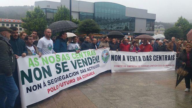 As pancartas deixan claro que a comarca non permite a venda das centrais hidroeléctricas-Foto-Rafa Quintáns