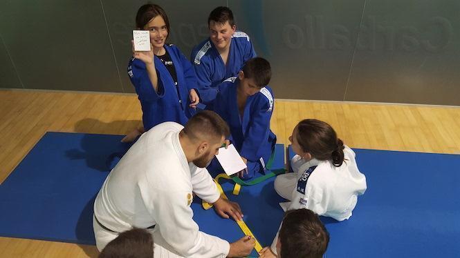 o-olimpico-david-fernandez-asinando-autografos-en-carballo