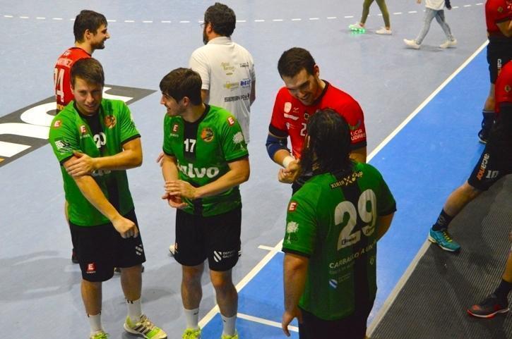 Xogadores do saudando ao carballés Ramón Suárez Pumareda