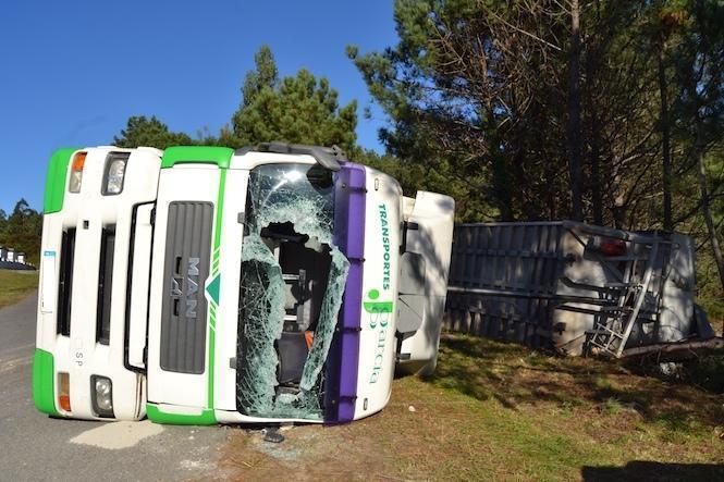 camion-envorcado-en-cee-foto-rafa-quintans-1