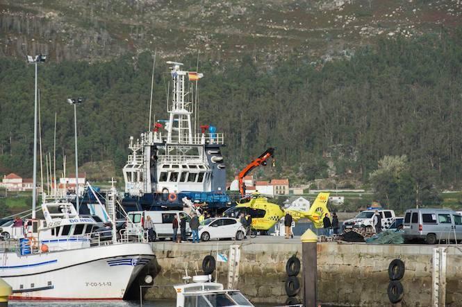 Un home falecía tras caer o seu coche ao mar no peirao de Muros-Foto-Jesús Fernández