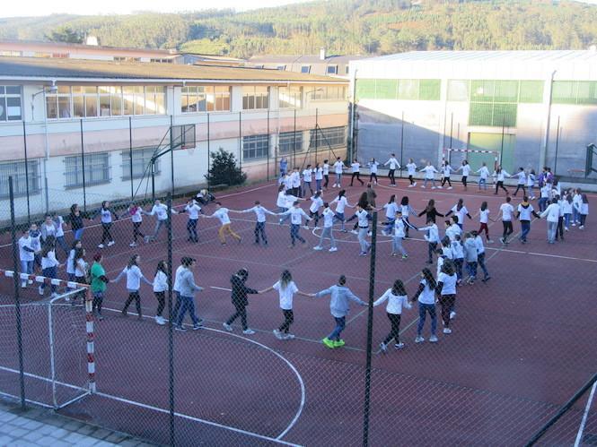 Fermoso lazo que montaron os alumnos do IES Agra Raíces contra a Violencia de Xénero