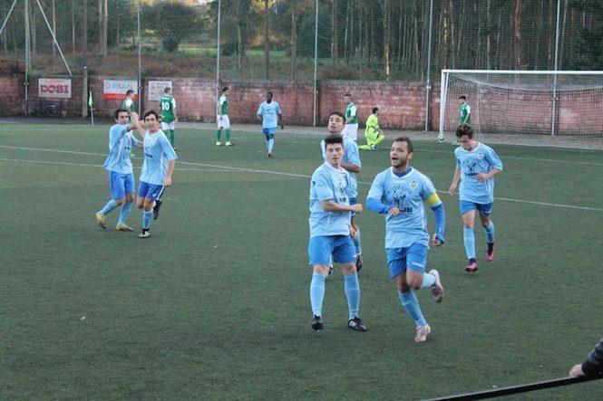 Yuyo celebra un gol do camarinas en Coristanco-Foto-Camarinas