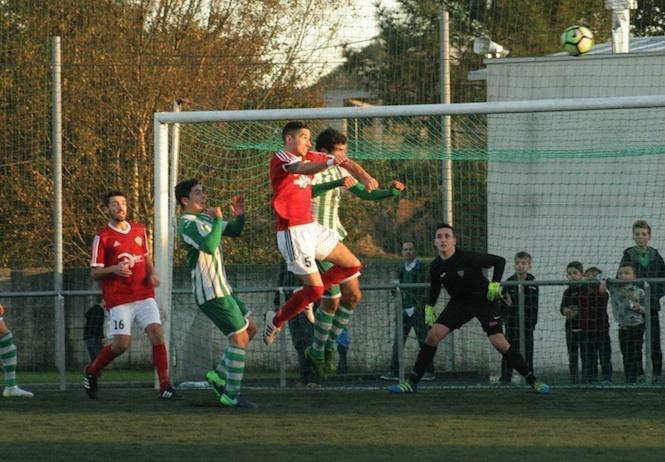 Félix tenta cabecear no área do Paiosaco - Foto: SD Sofán