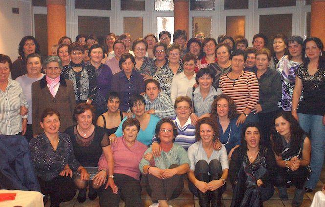 Algunhas das socias da Asociación de Amas de Casa de Mazaricos que cumpren 25 anos