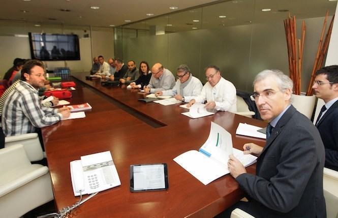 O conselleiro de Economía, Emprego e Industria, Francisco Conde, reuniuse cos representantes dos traballadores das plantas de Ferroatlántica de Cee e Dumbría