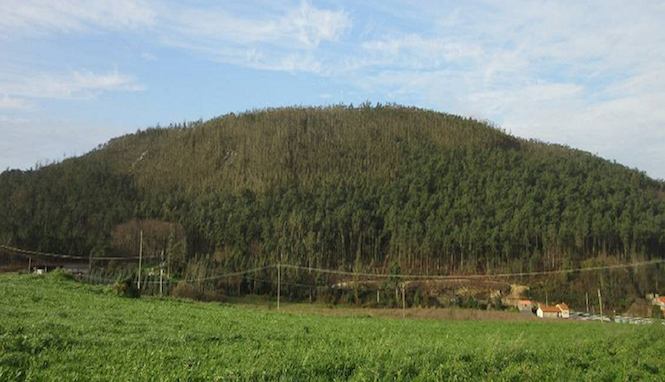monte-onde-se-localiza-o-castelo-de-sueiro