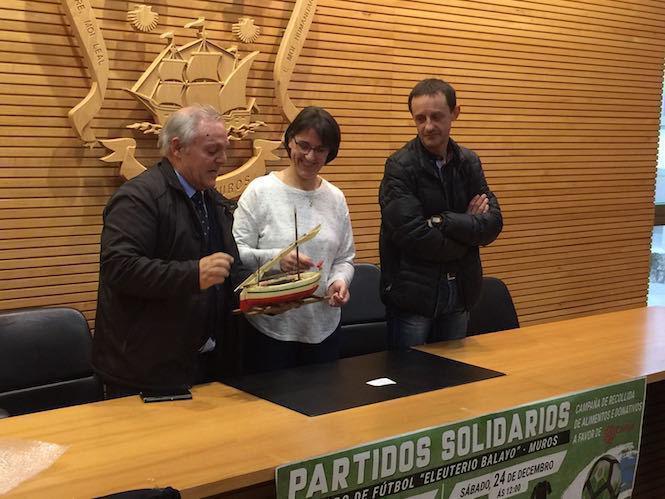 Juan Villamisar, vicepresidente da Federación Galega, coa alcaldesa de Muros e Vinto, responsable dos Miúdos