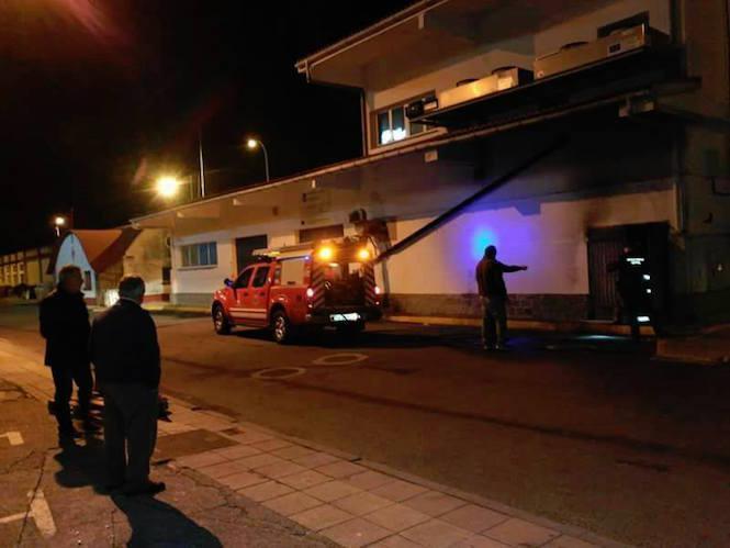 A intervención rápida de Protección Civil de Laxe foi clave para sofocar o incendio na Lonxa