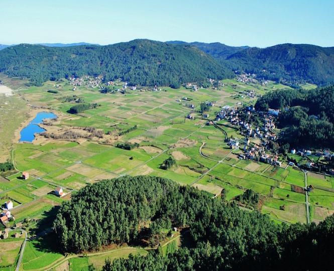 Vistas dende o monte do Castelo de Sueiro á chaira da parroquia de Soesto